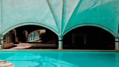 Piscina climatizada del hotel Landa, cerca de Burgos, bajo una bóveda de estilo gótico acristalada con forjados modernistas.