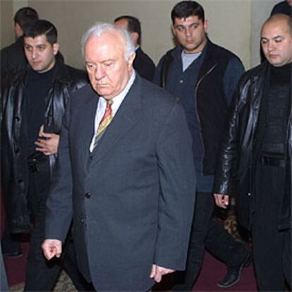 Eduard Shevardnadze, rodeado de guardaespaldas, abandona ayer la sede del Parlamento en Tbilisi.