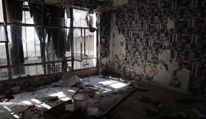 Las fuerzas gubernamentales han desalojado gran parte de la ciudad del control del Estado Islámico, la segunda más grande de Irak, pero no aquí en el oeste. En la imagen, interior de una vivienda con las cortinas hechas jirones y las paredes desvencijadas.