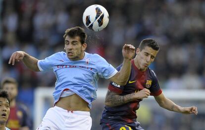 Jonny salta a por el balón junto a Tello.