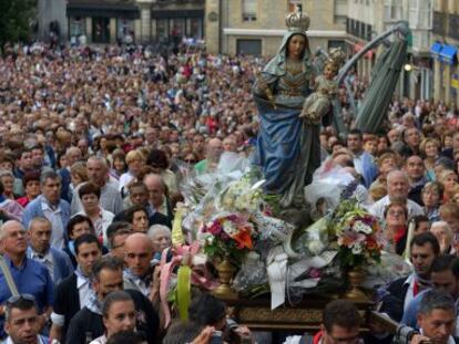 Miles de personas siguen a la imagen de la Virgen Blanca este martes en el rosario de la aurora. 