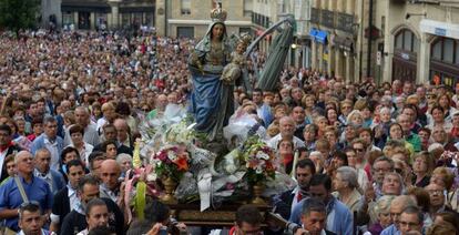 Miles de personas siguen a la imagen de la Virgen Blanca este martes en el rosario de la aurora. 