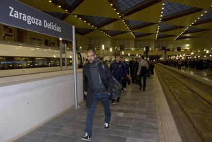 Guardiola, a la llegada de la expedición del Barcelona a la estación de Delicias de Zaragoza, desde donde el equipo viajó en autobús hasta Pamplona.
