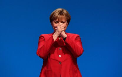 TOPSHOT - German Chancellor Angela Merkel gestures after addressing delegates during her conservative Christian Democratic Union (CDU) party's congress in Essen, western Germany, on December 6, 2016.
German Chancellor Angela Merkel launches into campaign mode for elections taking place in 2017. / AFP PHOTO / TOBIAS SCHWARZ