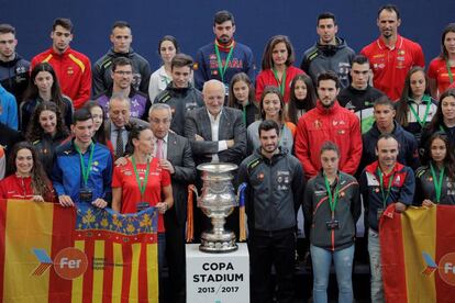 Juan Roig, rodeado de deportistas de Foment d'Esportistes amb Reptes.