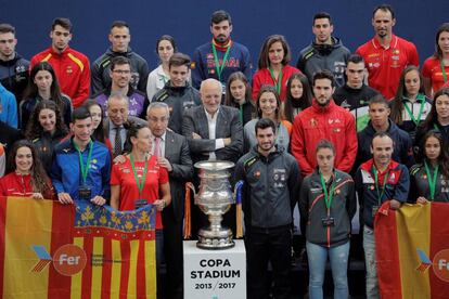 Juan Roig, rodeado de deportistas de Foment d'Esportistes amb Reptes. 