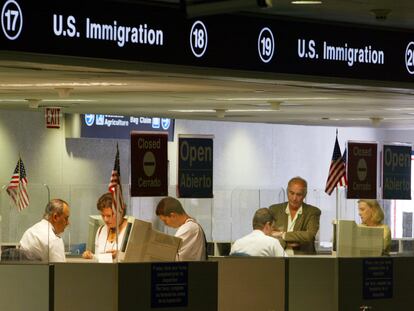 Inspectores de migración revisan pasaportes en el Aeropuerto de Miami.
