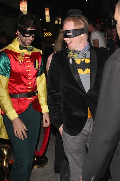 Jesse Tyler Ferguson y Justin Mikita, de Batman y Robin en una fiesta en Hollywood.