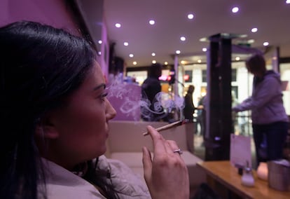 Una mujer en un 'coffeeshop' de Ámsterdam, en una foto de 2020.