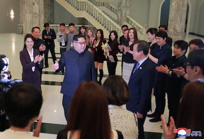 Kim Jong-un fala próximo ao ministro de Cultura, Desporto e Turismo da Coreia do Sul, Do Jong-hwa, durante a visita aos membros do grupo artístico sul-coreano após sua atuação em Pyongyang.