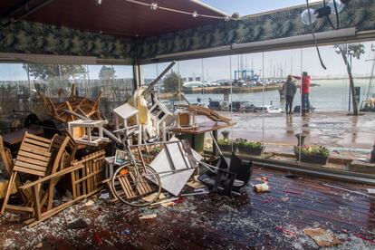 Vista de la zona de recreo desde el bar Tilcara tras el paso del tornado que arrasó parte del puerto deportivo Puerto Sherry en El Puerto de Santa María (Cádiz).