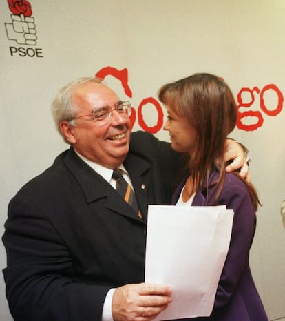  Vicente Álvarez Areces, candidato del PSOE a la presidencia del Principado de Asturias, celebra su triunfo por mayoría absoluta, con su esposa Soledad Saavedra, en junio de 1999.