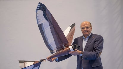 Aníbal Ollero posa con uno de sus pájaros aéreos en Sevilla.