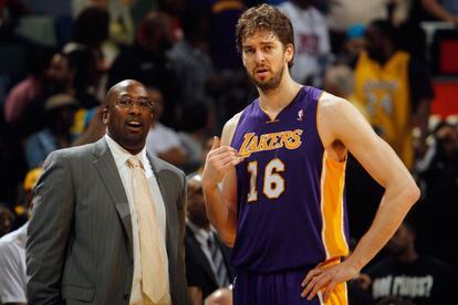 Pau Gasol recibe instrucciones de su entrenador, Mike Brown, durante un partido.