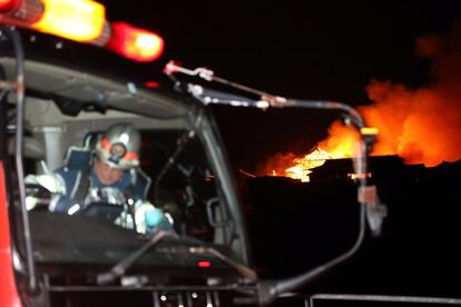 "Los [tres] edificios principales se han incendiado", dijo este jueves el jefe de bomberos. El motivo del incidente, del que se avisó a las autoridades a las 2.40, aún no se ha determinado.