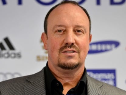 Benítez posa con la camiseta del Chelsea.