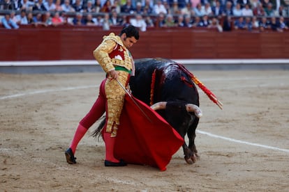 Morante de la Puebla, en un ayudado por bajo a su primer toro.