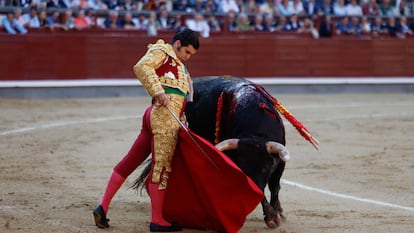 Morante de la Puebla, en un ayudado por bajo a su primer toro.