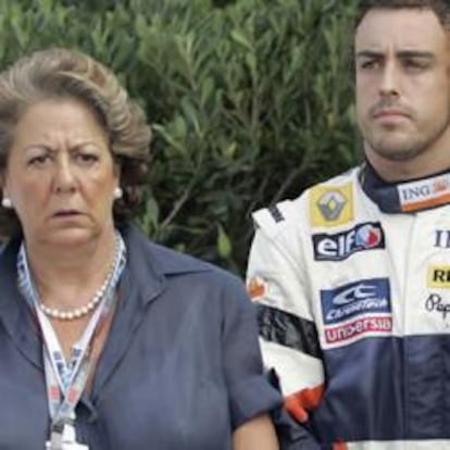 La alcaldesa de Valencia, Rita Barberá, y el piloto Fernando Alonso