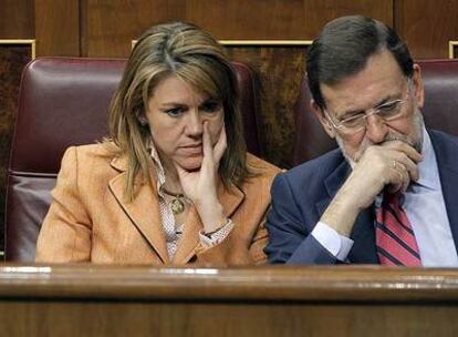 Dolores de Cospedal y Mariano Rajoy, ayer en sus escaños del Congreso de los Diputados.
