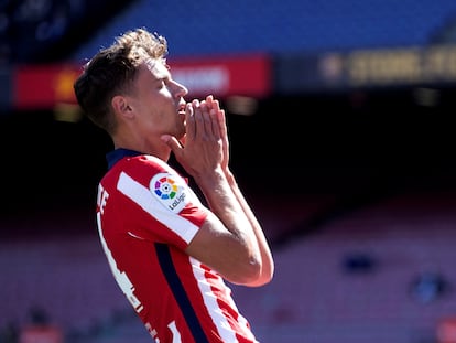 Marcos Llorente se lamenta de una ocasión perdida durante el Barcelona-Atlético disputado este sábado en el Camp Nou. EFE/Enric Fontcuberta