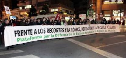 Manifestación en Murcia contra la Ley orgánica de Mejora de la Calidad Educativa (Lomce), convocados por la Plataforma en Defensa de la Escuela Pública de la Región de Murcia. EFE/Archivo