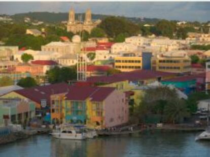 La peque&ntilde;a isla de Antigua asegura que tiene m&aacute;s de 300 playas y una colorida y animada capital, Saint John.