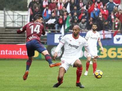 Dani García disputa el balón con N'zonzi.