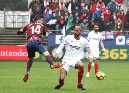 Dani García disputa el balón con N'zonzi.