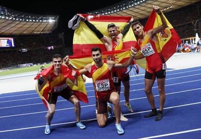 El equipo español de 4x400 celebra el tercer puesto en Berlín. 