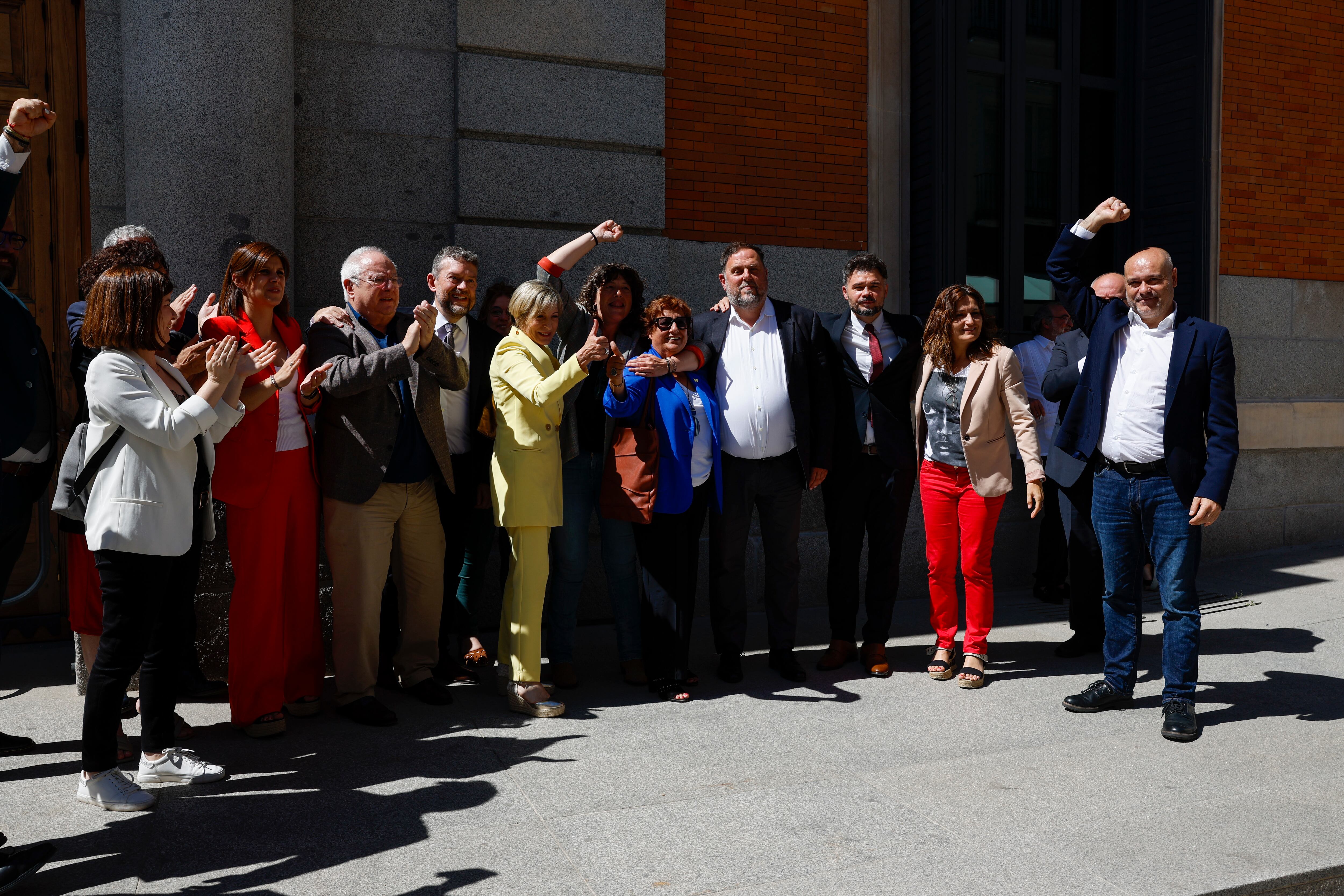 Oriol Junqueras y Carme Forcadell, entre otros diputados de ERC, celebran en los alrededores de la Cámara Baja la aprobación de la ley de la amnistía. 