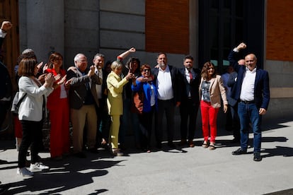 Oriol Junqueras y Carme Forcadell, entre otros diputados de ERC, celebran en los alrededores de la Cámara Baja la aprobación de la ley de la amnistía. 