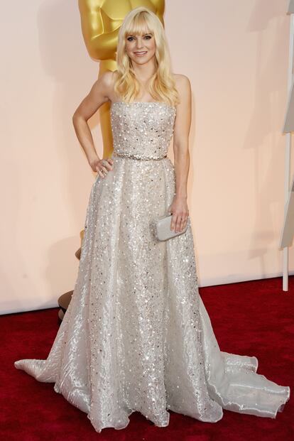 Anna Faris no acierta con este look 'demasiado princesa' que firma Zuhair Murad.