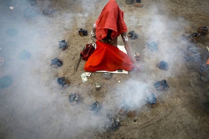 Un santón celebra un ritual en el templo Pashupati con motivo de la celebración del festival hindú de Maha Shivaratri, en Katmandú (Nepal). Más de 100.000 devotos hindúes, incluyendo santones llegados de todo el país y de la vecina India, acuden al templo Pashupati para celebrar el aniversario del nacimiento de Shiva, el dios de la creación y destrucción. 