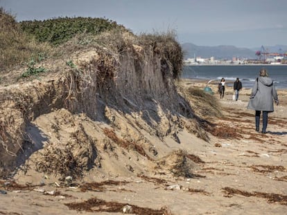 Duna de una de las playas del Parque Natural de la Albufera afectada por el temporal Gloria, con el puerto de Valencia al fondo.