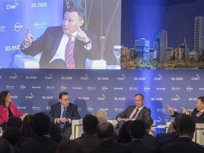De arriba abajo, los empresarios Antonio Llardén, presidente de Enagás; Íñigo Meirás, consejero delegado de Ferrovial, y Ángel Simón, vicepresidente de Suez, junto a la periodista Alicia González.