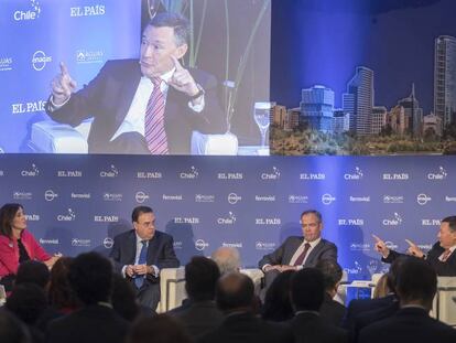 De arriba abajo, los empresarios Antonio Llardén, presidente de Enagás; Íñigo Meirás, consejero delegado de Ferrovial, y Ángel Simón, vicepresidente de Suez, junto a la periodista Alicia González. 