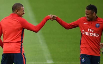 Mabppe y Neymar en su primer entrenamiento juntos con el PSG. 