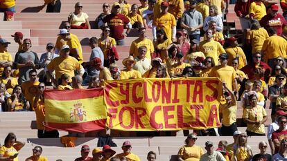 Espectadores, sostienen un cartel y una bandera española, en honor a la estudiante asesinada durante la segunda mitad del partido de fútbol americano universitario de la NCAA entre Iowa State y Akron.