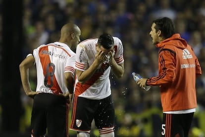 Un jugador de River se lava tras ser atacado con gas pimienta.