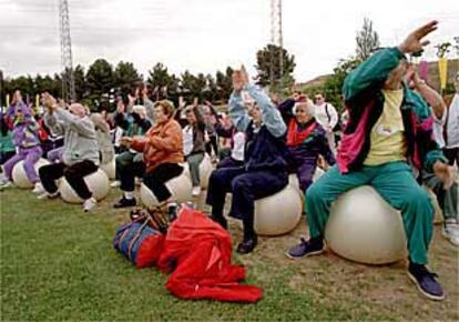 Algunos de los participantes en las jornadas deportivas para la tercera edad, ayer, en La Elipa.