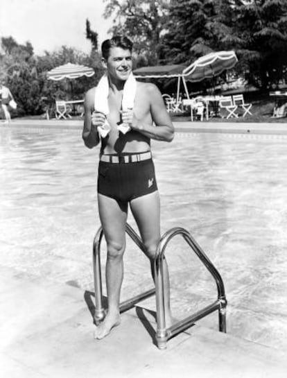 El expresidente de Estados Unidos, Ronald Reagan, en 1939, con su bañador estrecho.