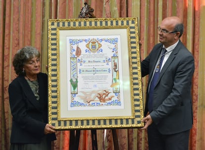 La viuda del artista cántabro Manuel Pereda de Castro, la también pintora Gloria Viña, recibe de manos del entonces presidente del Cabildo de La Palma, Anselmo Pestana (actual delegado del Gobierno en Canarias), el título de hijo adoptivo de La Palma concedido al artista a título póstumo en noviembre de 2018.