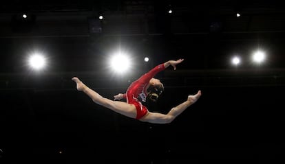 Li Shijia de China en acción en la final del Campeonato mundial de gimnasia artística en Alemania.