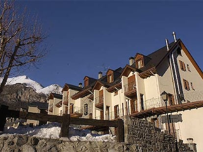 El edificio del hotel Sabacos, en Panticosa (Huesca).