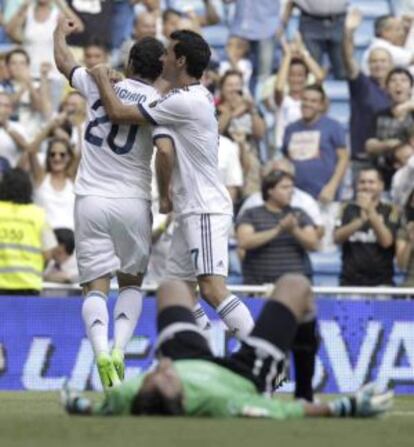 Higuaín y Arbeloa, tras el gol del Madrid.