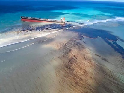 Vertido de petróleo del carguero MV Wakashio en el sureste de la isla de Mauricio.
