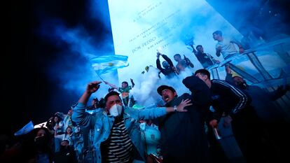 Aficionados de Argentina celebran en el Obelisco el triunfo de su selección contra Brasil.