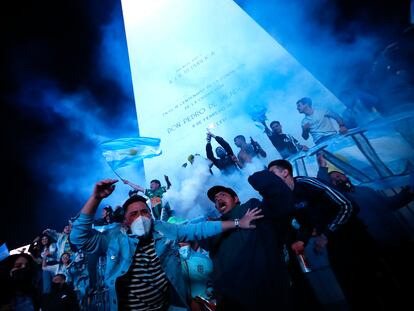 Aficionados de Argentina celebran en el Obelisco el triunfo de su selección contra Brasil.