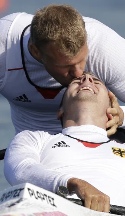 El alemán Peter Kretschmer besa a su compañero Kurt Kuschela después de ganar la medalla de oro en la final de los 1.000 metros de canoa doble.
